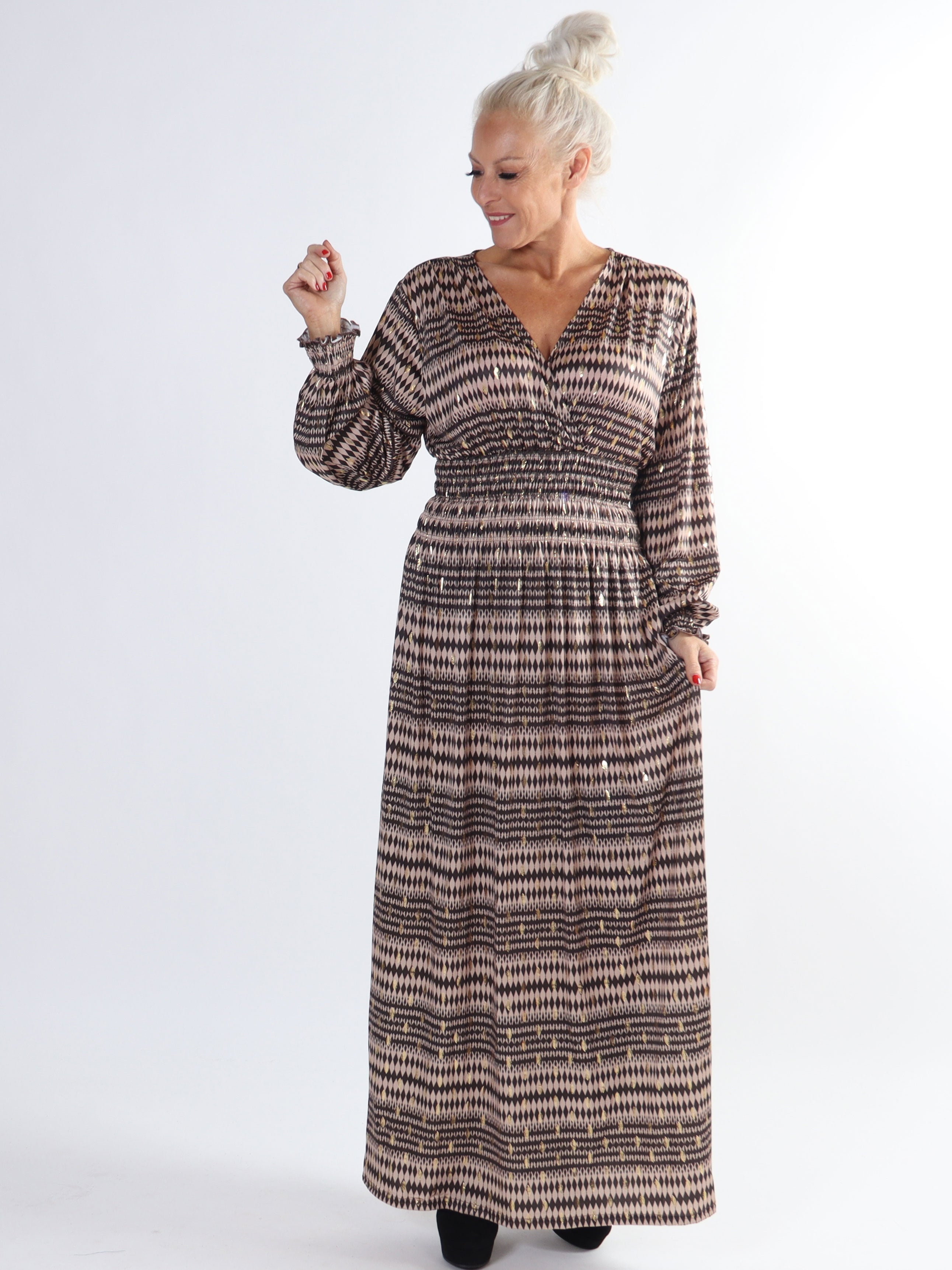 Pams Stripe L/S - Mönstrad klänning med gulddetaljer i stor storlek